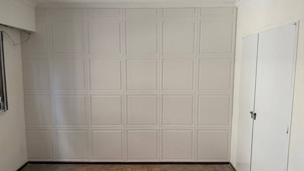 Pared de dormitorio revestida con placa de yeso antihumedad