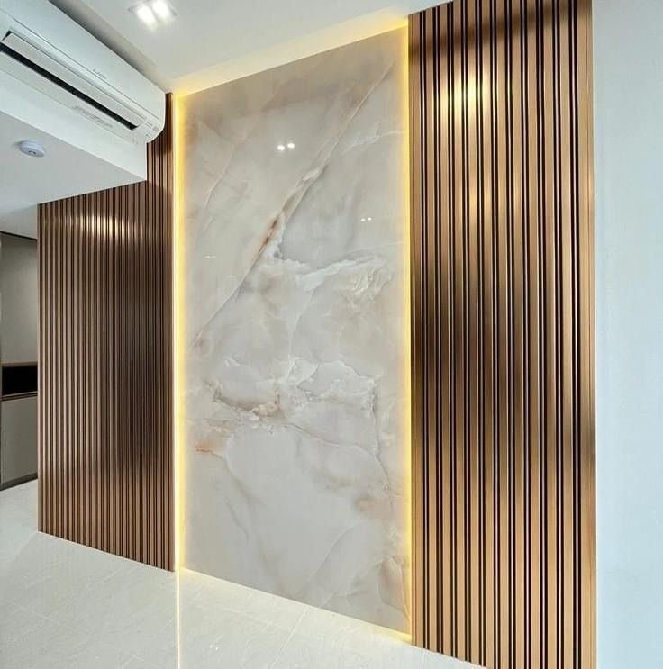 Pared con placa símil mármol iluminada y wallpanel varillado