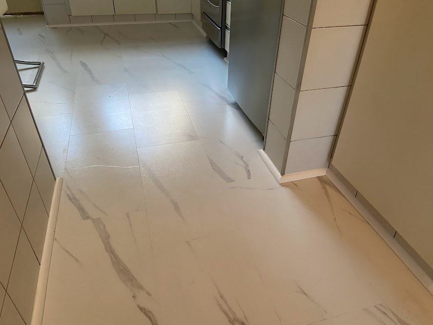 Piso símil mármol blanco en cocina