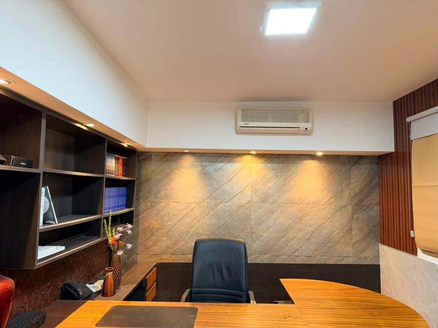 Oficina con pared revestida símil piedra y wallpanel