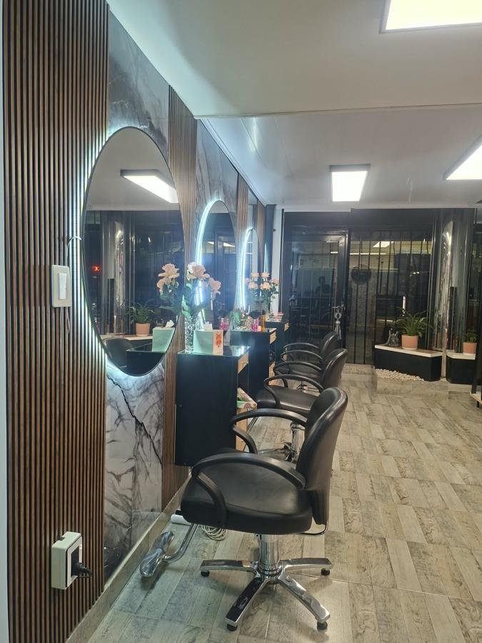 Local comercial con wallpanel y placas símil mármol detrás de los espejos