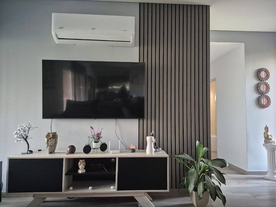 Wallpanel oscuro detrás del televisor